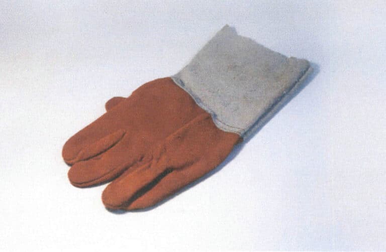 Figure 2–24 Fireproof gloves