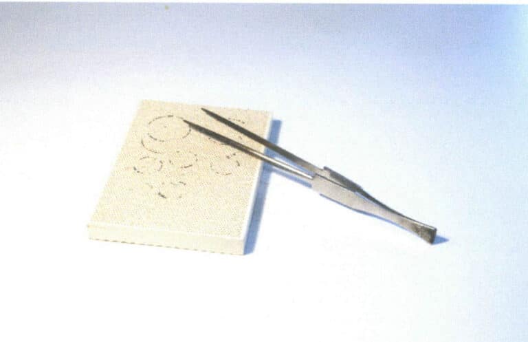 Figure 2–25 Heat-resistant long tweezers and honeycomb soldering board