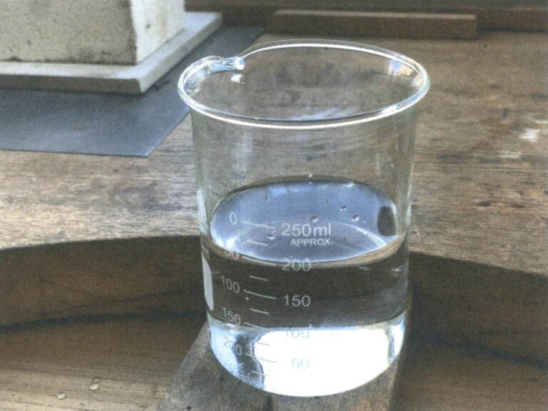 Figure 2-27 Pouring 200 mL of distilled water into the beaker