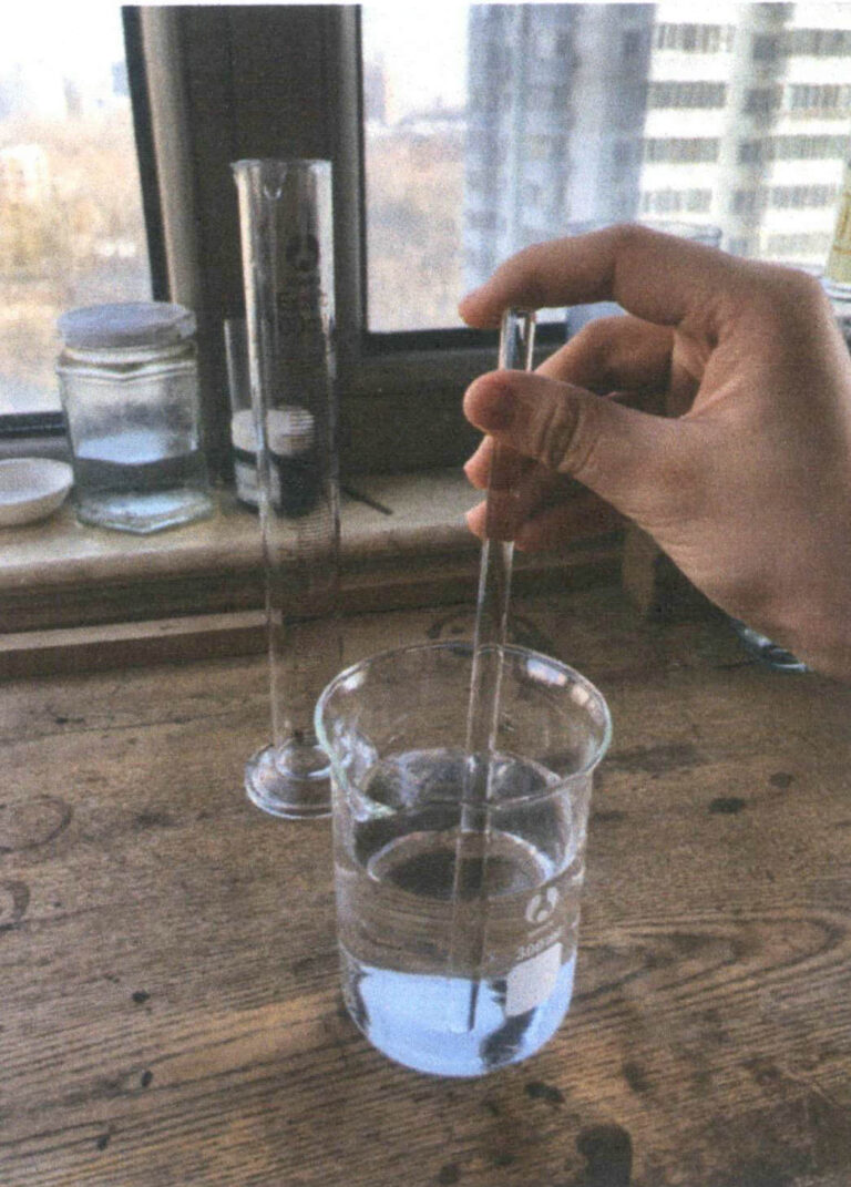 Figure 2-30 Stirring evenly with a glass rod