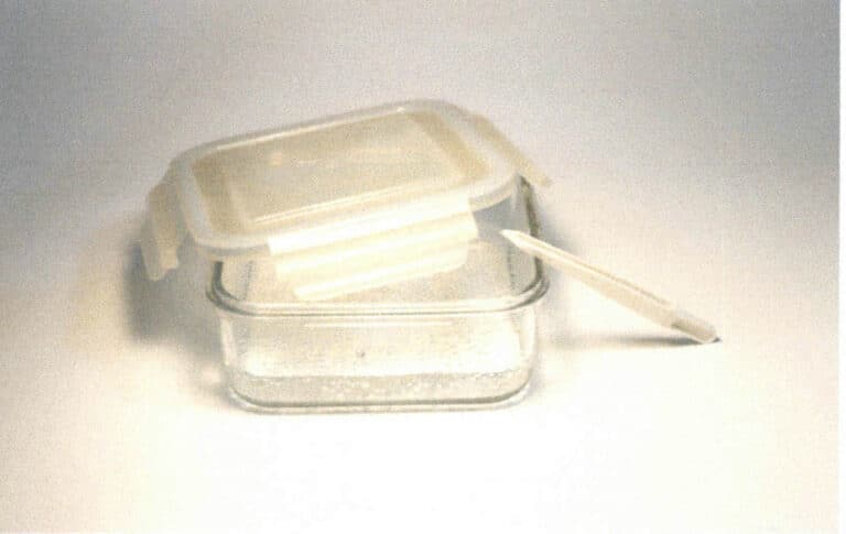 Figure 2–32 Sealed box for holding acidic solution and plastic tweezers