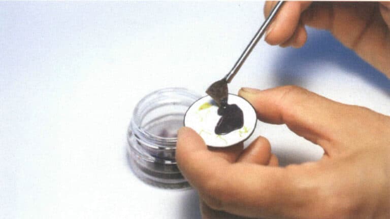 Figure 2-36 Applying glaze with a glaze spatula