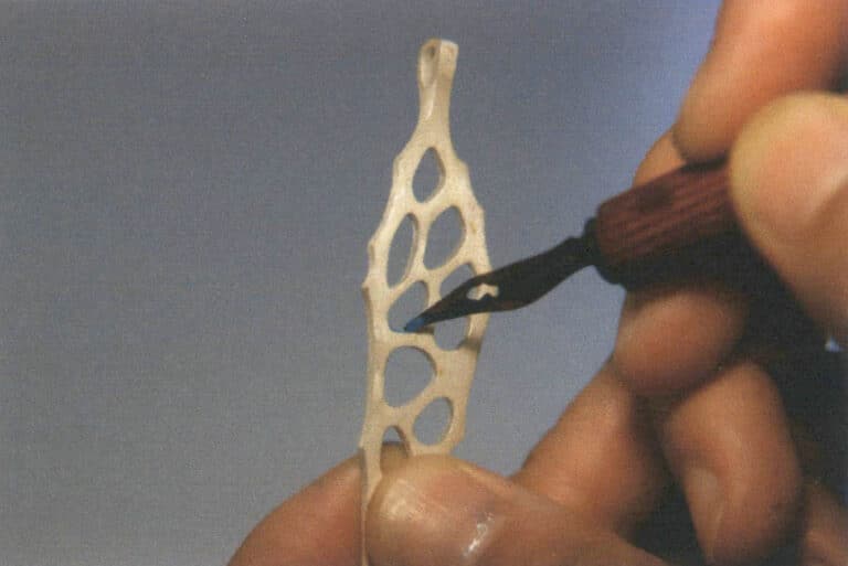 Figure 2-46 Filling openwork enamel with a dip pen