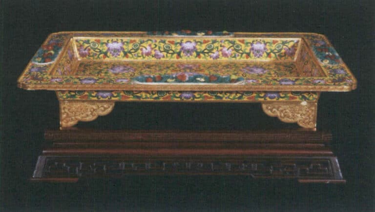 Figure 3–10 The water vessel in the China's cloisonné style