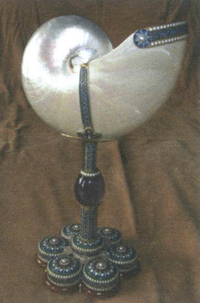 Figure 3–13 Enamel on filigree conch cup