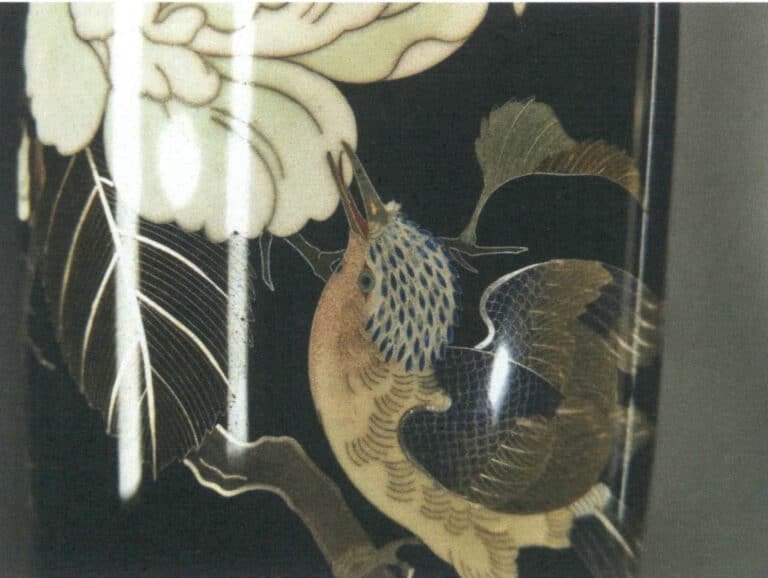 Figure 3–18 Rich variations of silver wire on an Owari cloisonné vase