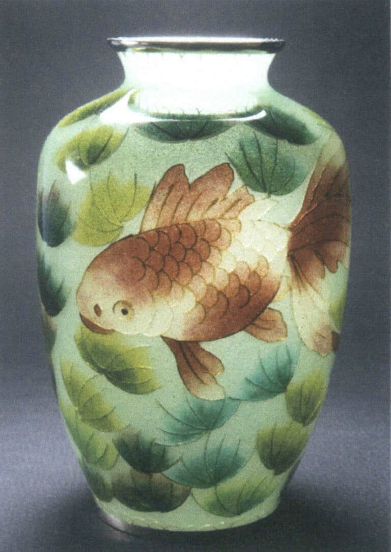 Figure 3-34 Japanese shōtai shippō vase