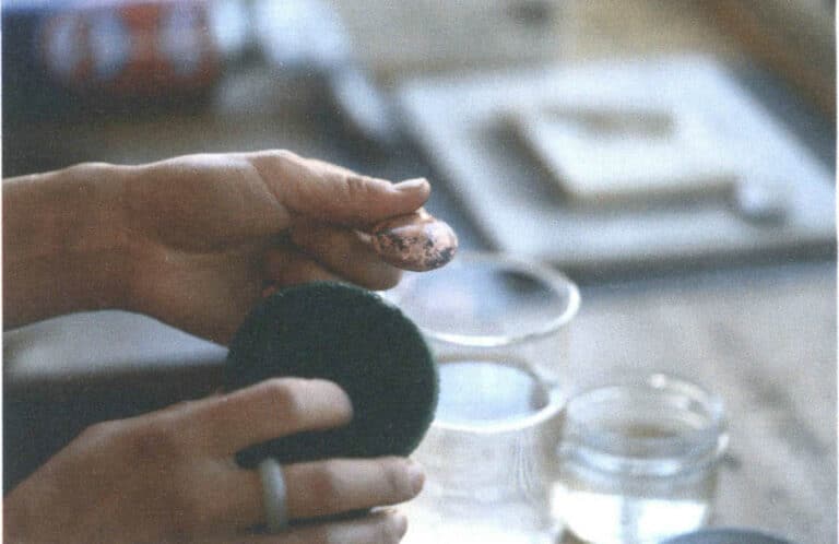 Figure 4-15 Removing residual oxides with a scouring pad