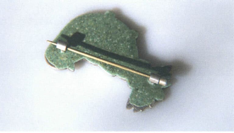 Figure 4-18 Shrinkage and loss of the back glaze after multiple firings