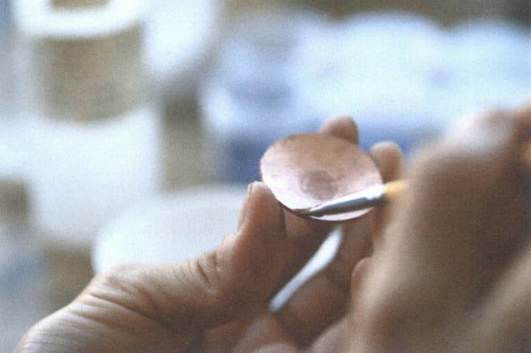 Figure 4-20 Brushing enamel glue onto the surface of the metal base