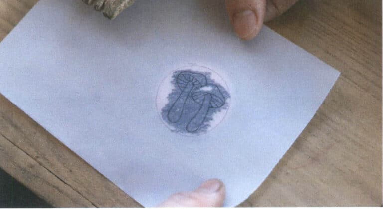 Figure 4-37 Aligning the tracing paper with the piece beneath