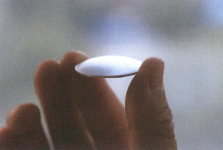 Figure 5-4 Method of handling the cleaned metal base plate