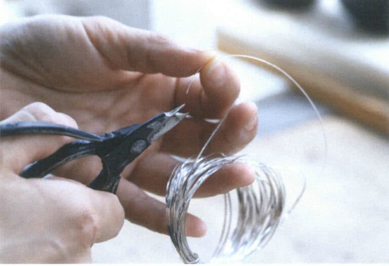 Figure 5-18 Cutting off a piece of silver wire