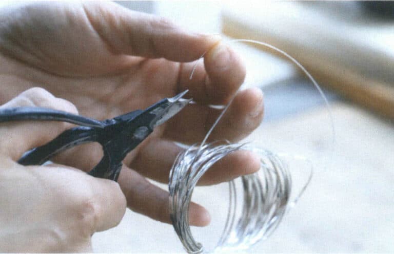 Figure 5-19 Twisting the wire