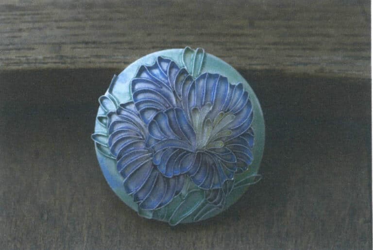 Figure 5–30 Silver wires fixed to the silver base plate