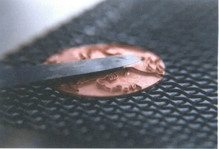 Figure 5-35 Pressing the wire to fit with a palette knife