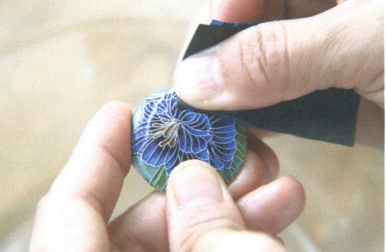 Figure 5-50 Fine sanding with sandpaper