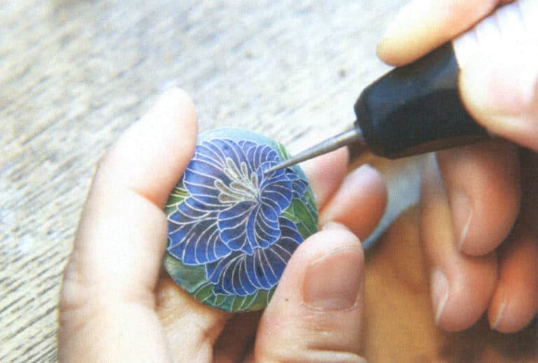 Figure 5-53 Opening a bubble with a diamond grinding bur