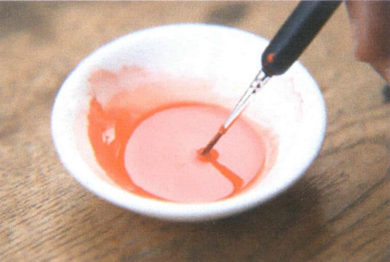 Figure 6-5 Diluting the sealing wax with thinner