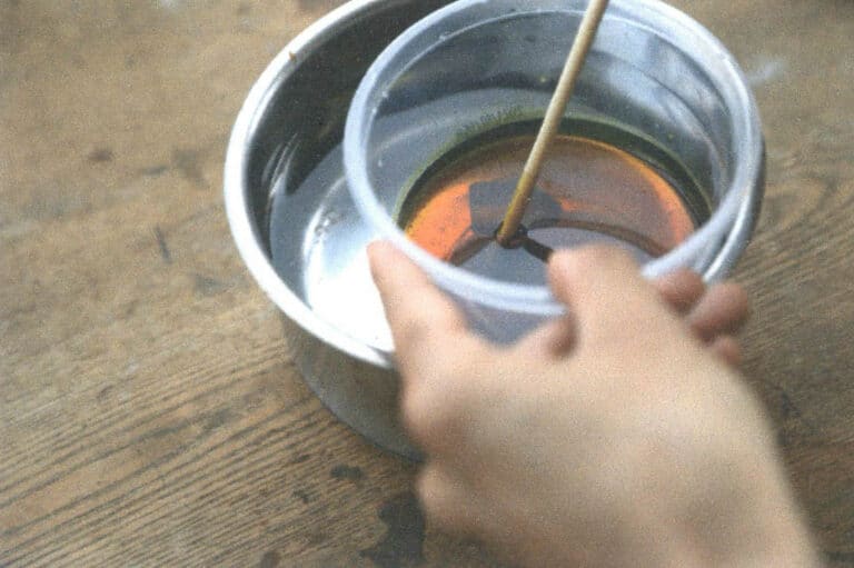 Figure 6-9 Dissolving ferric chloride powder in water