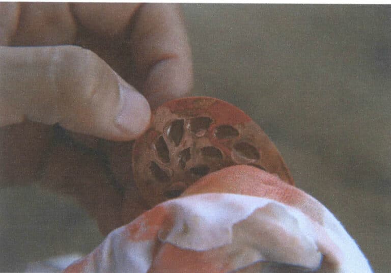 Figure 6-14 Wiping off the sealing varnish protective coating