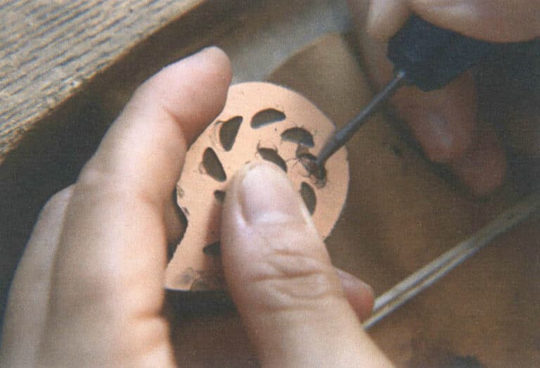 Figure 6-15 Cleaning the edges with a diamond grinding bur
